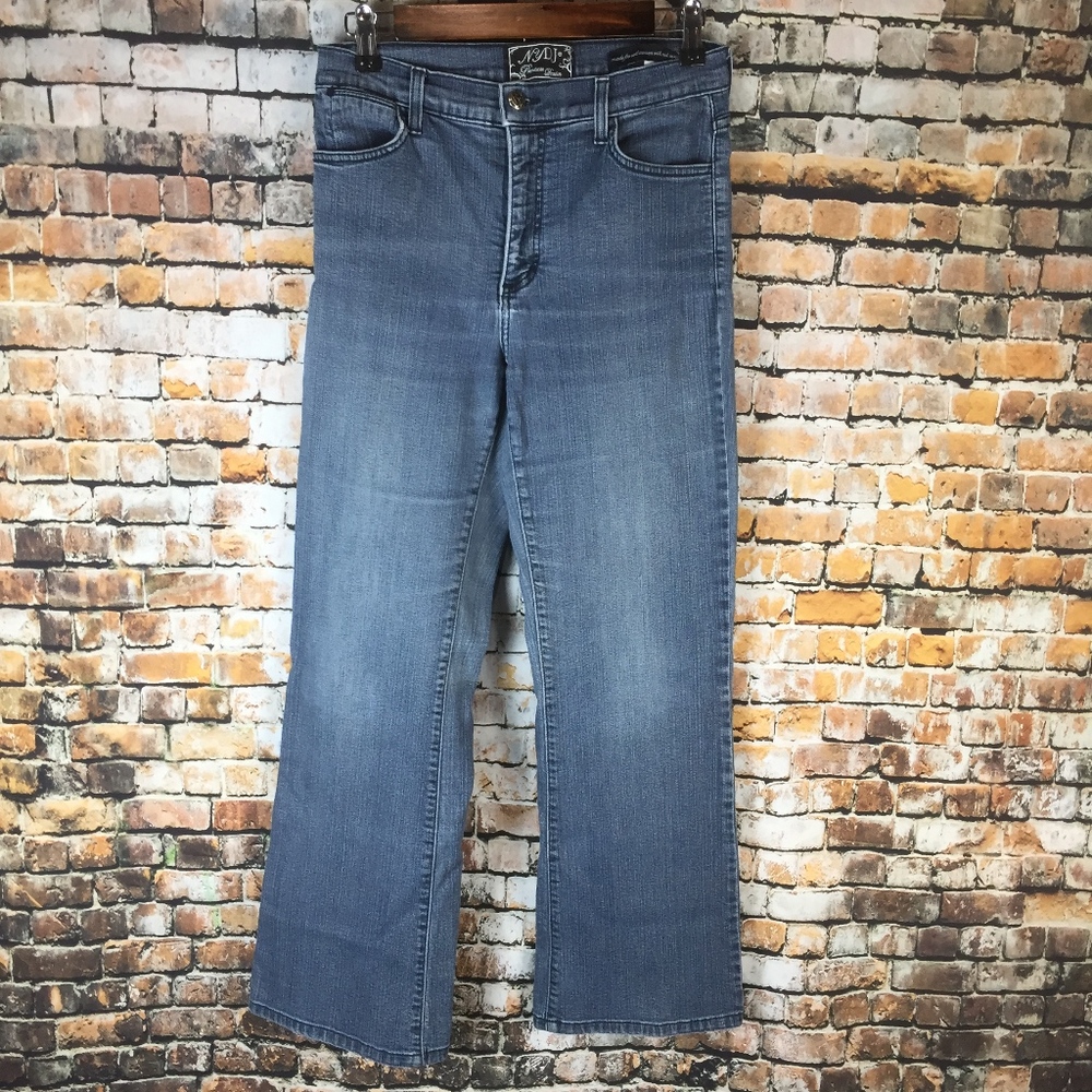 Like New NYDJ Boot Cut Jeans in Light Blue Wash - 6R